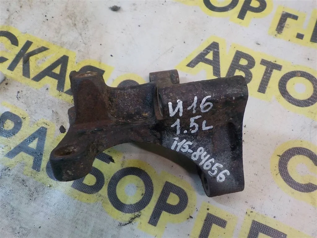 Кронштейн двигателя правый Nissan Almera N16 (2000—2003)