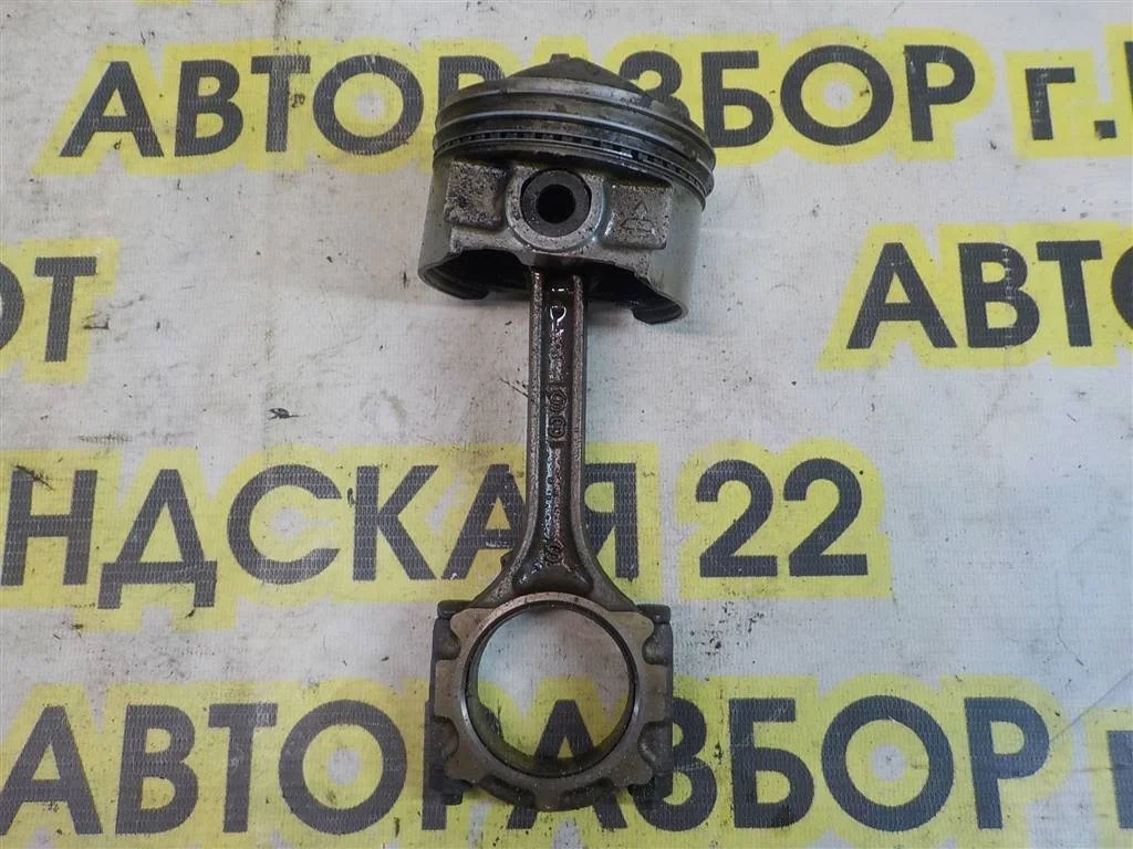 Поршень с шатуном Mitsubishi Carisma (DA) 1995-2003