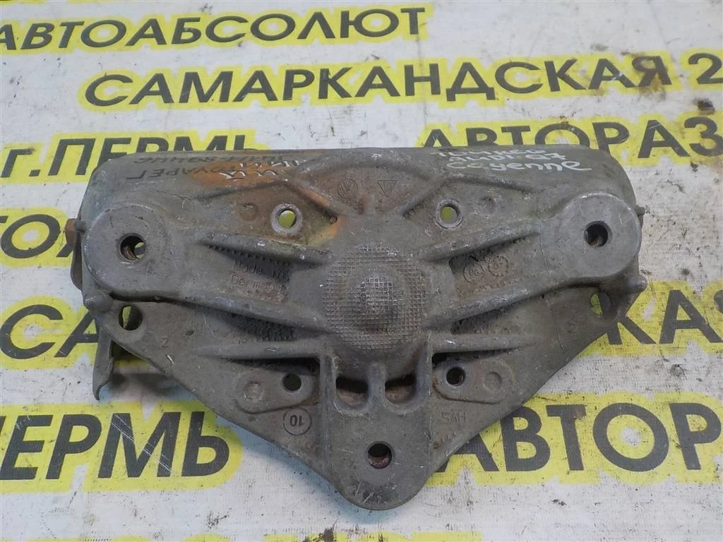 Кронштейн амортизатора Volkswagen Touareg I (2002—2006)