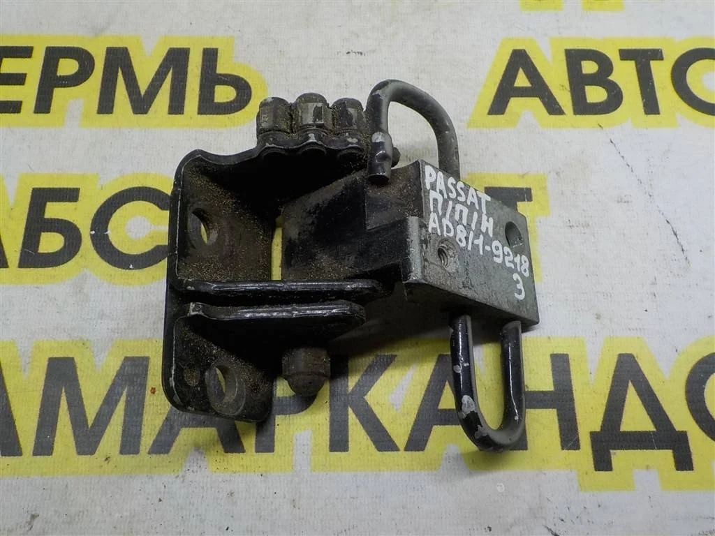 Петля двери передней правой нижняя Volkswagen Passat (B6) 2005-2010