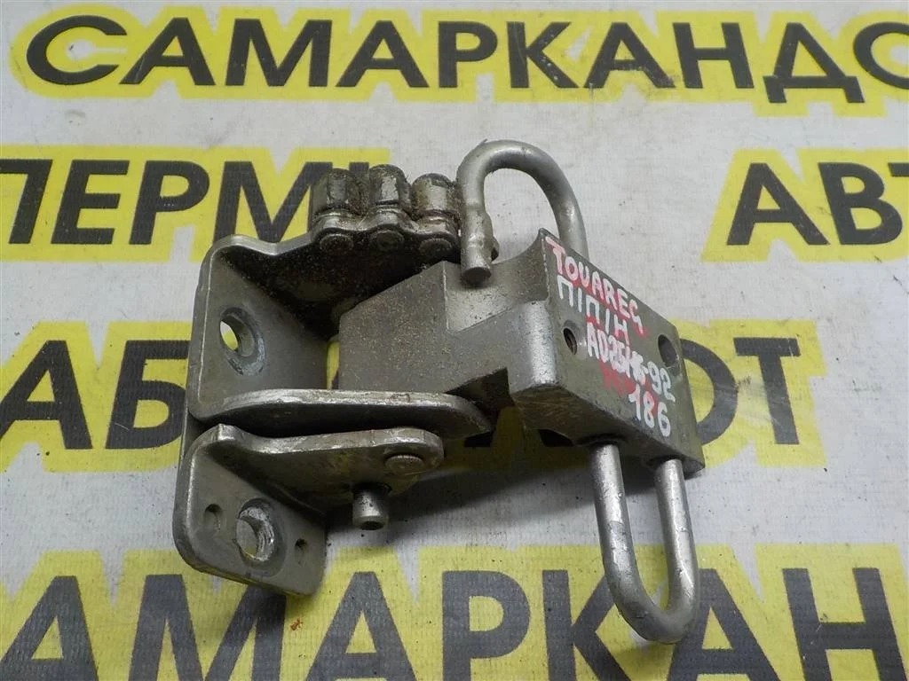 Петля двери передней правой нижняя Volkswagen Touareg I (7L) 2002-2010