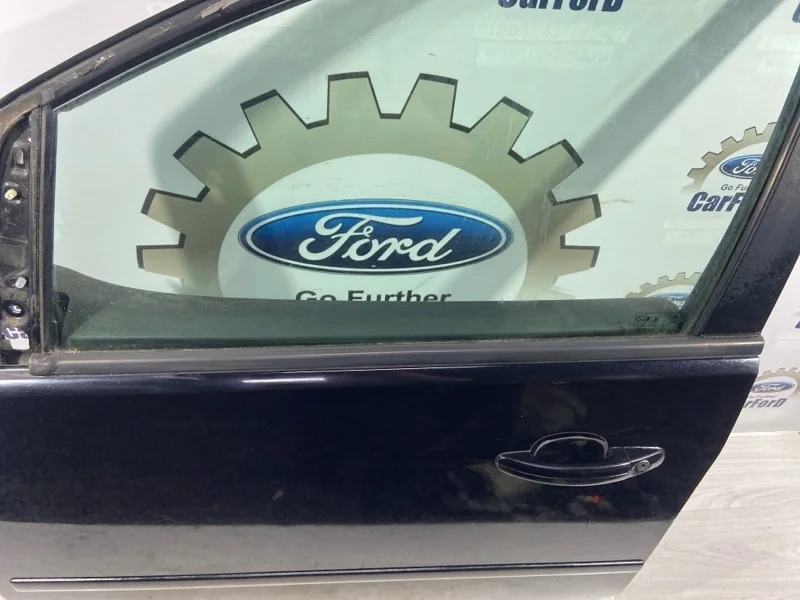 Уплотнитель стекла наружный передний левый Ford