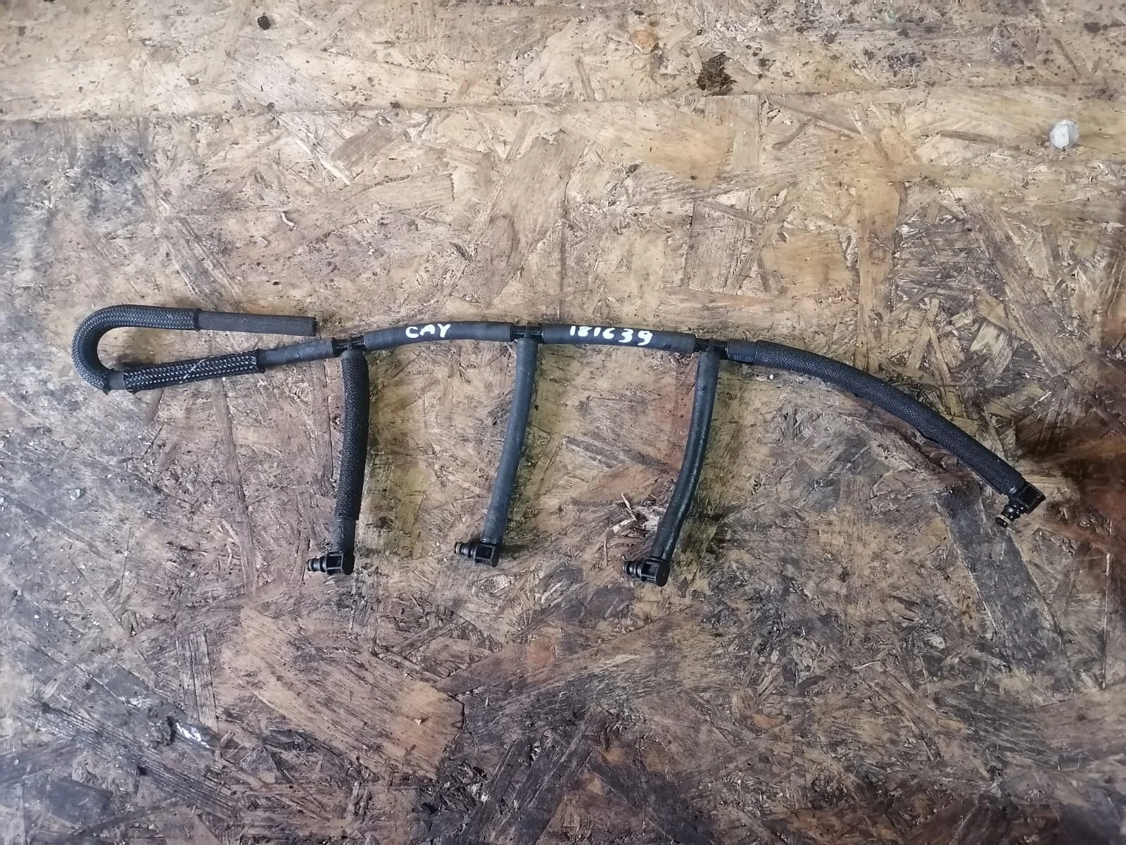 Шланг топливный обратки AUDI A3, SKODA OCTAVIA 1Z, VOLKSWAGEN GOLF 7, PASSAT B7, CADDY 1,6 CAYD 2011- б/у A3(2004-2013);OCTAVIA 1Z(2004-2012);GOLF 6(2009-2013);CADDY(2004-2014);PASSAT B7(2011-2015)