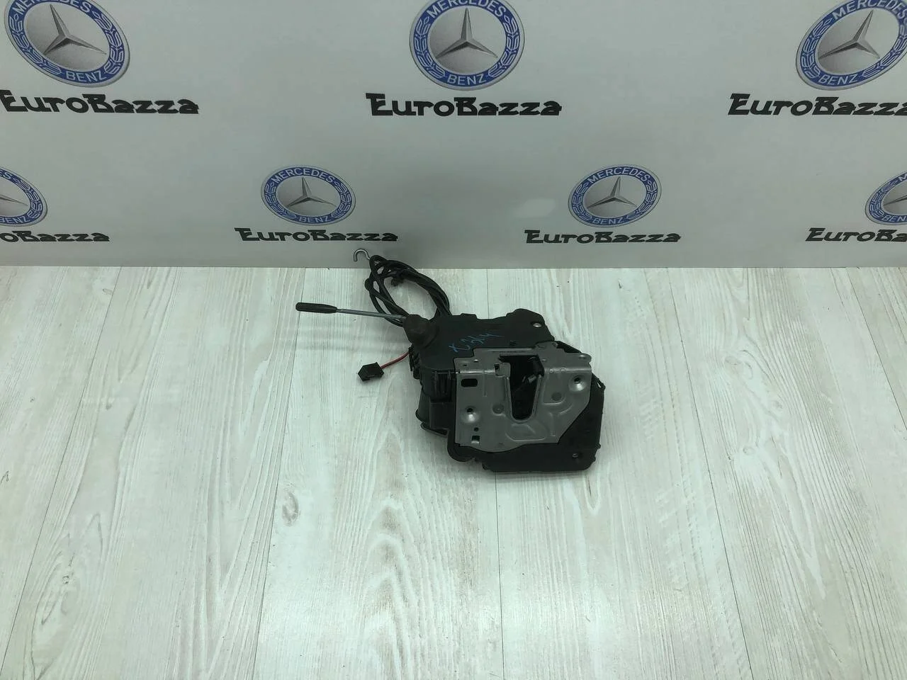 Замок двери передний левый Mercedes W203