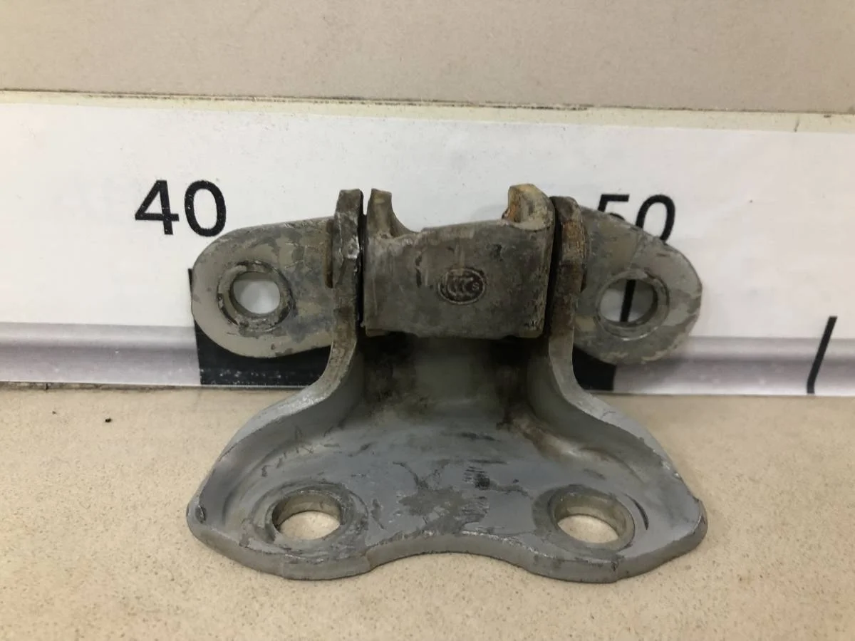 Петля двери передней правой нижняя Toyota Corolla E150 2006-2013