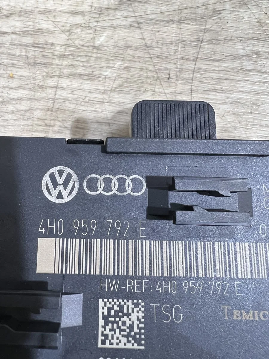 Блок управления двери  Audi A8