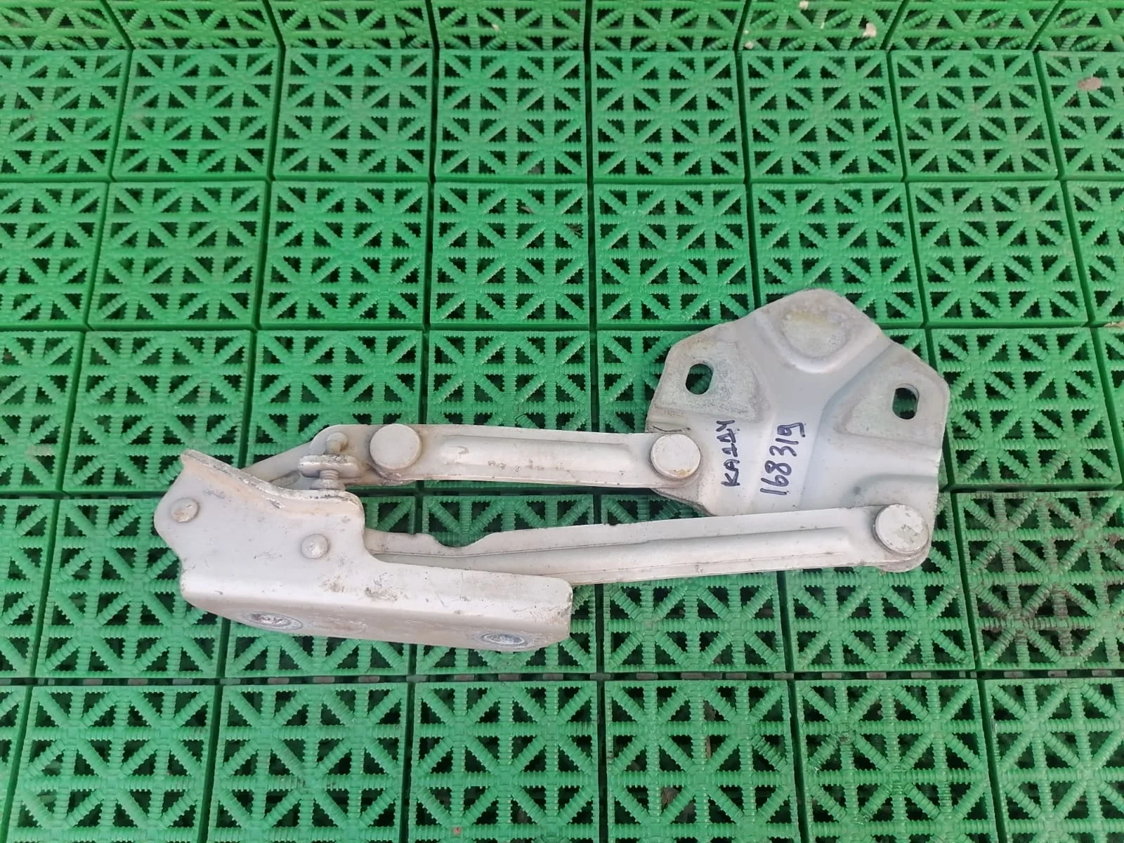 Петля капота VOLKSWAGEN CADDY, TOURAN 2004- левая белая б/у CADDY(2004-2014);TOURAN(2003-2010)