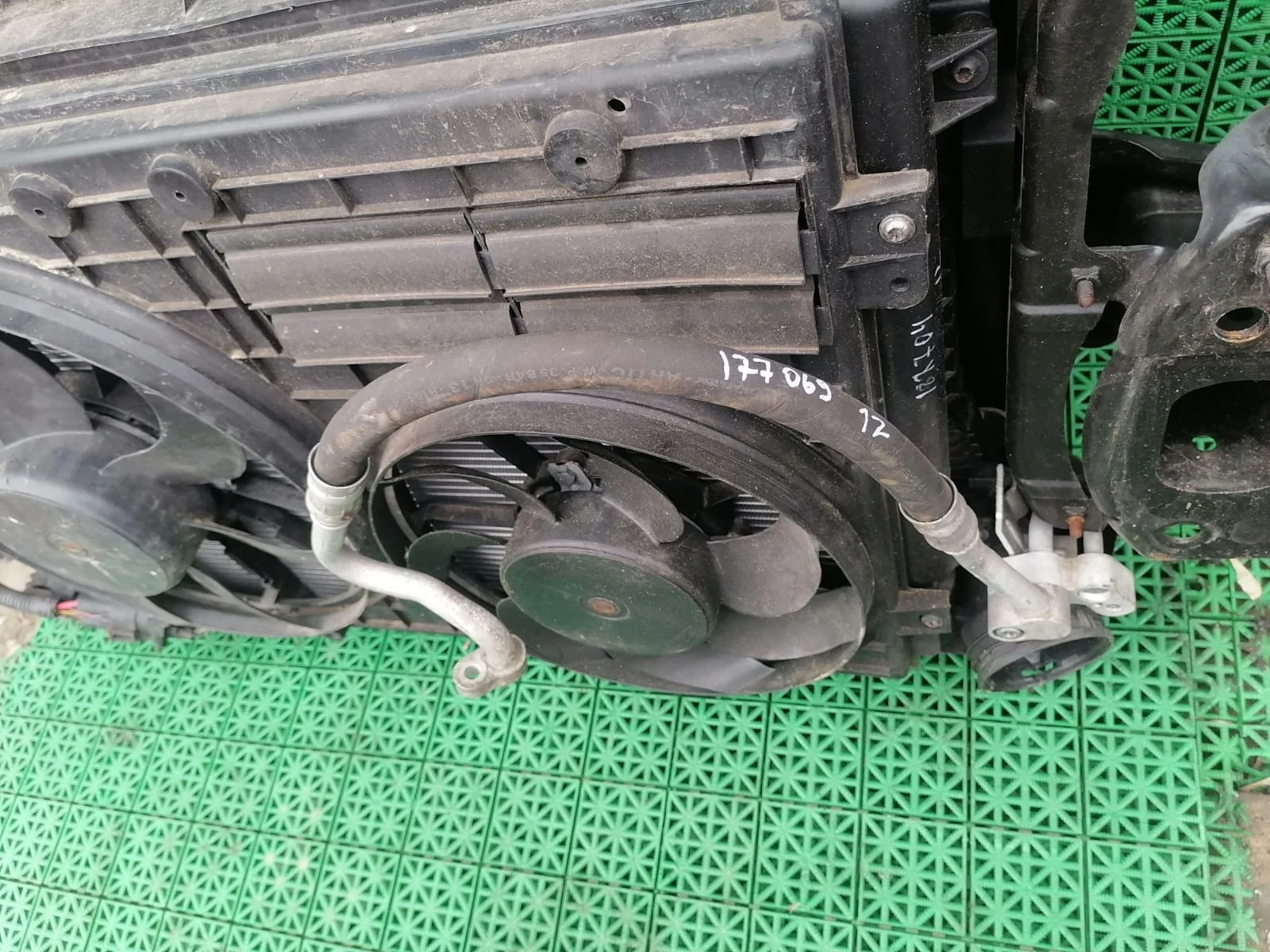 Радиатор охлаждения двигателя AUDI A3, SKODA 1Z, VOLKSWAGEN 1,4/1,8/2,0 2004- (диффуз 30 444) б/у A3(2004-2013);OCTAVIA 1Z(2004-2012);GOLF 5(2004-2009);PASSAT B6(2005-2010)