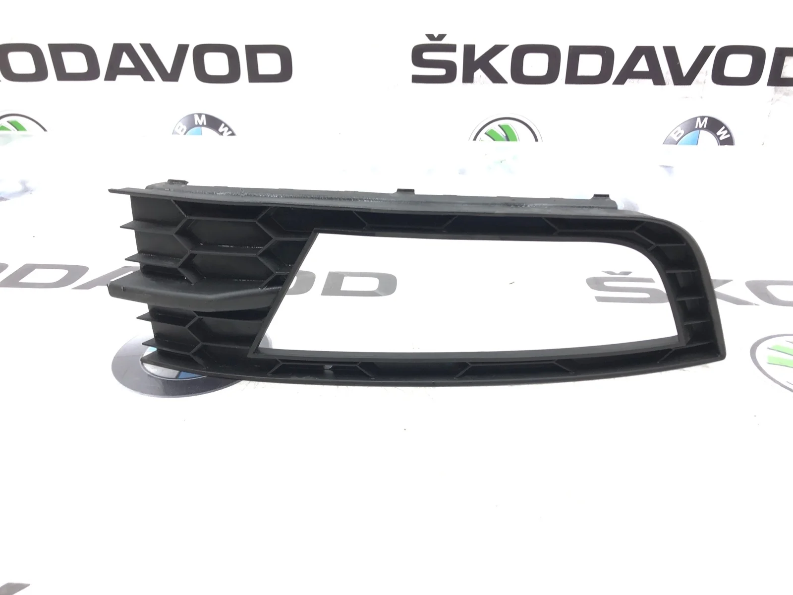 Накладка противотуманной фары ПТФ Skoda Octavia 2016 5E08076829B9 A7 (5E) 1.8 CJSA, передняя правая