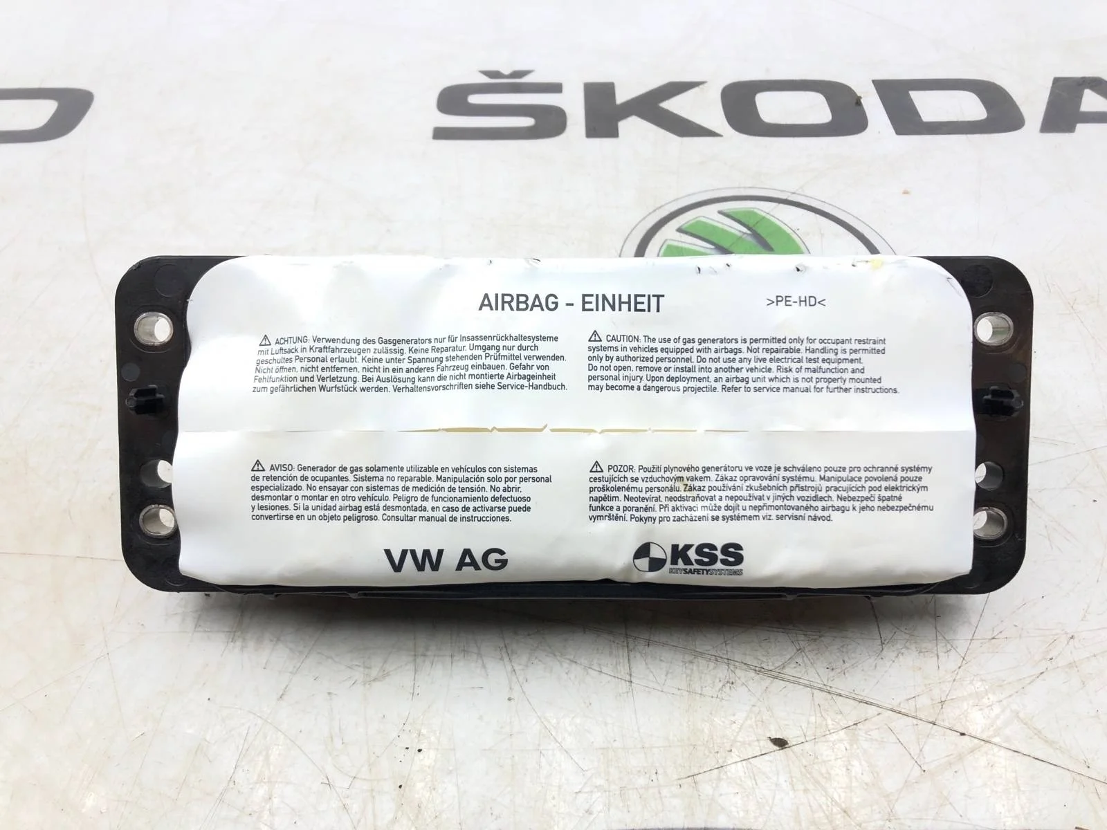 Подушка безопасности пассажира Skoda Octavia 2015 8V0880204E A7 (5E) 1.2 CJZA
