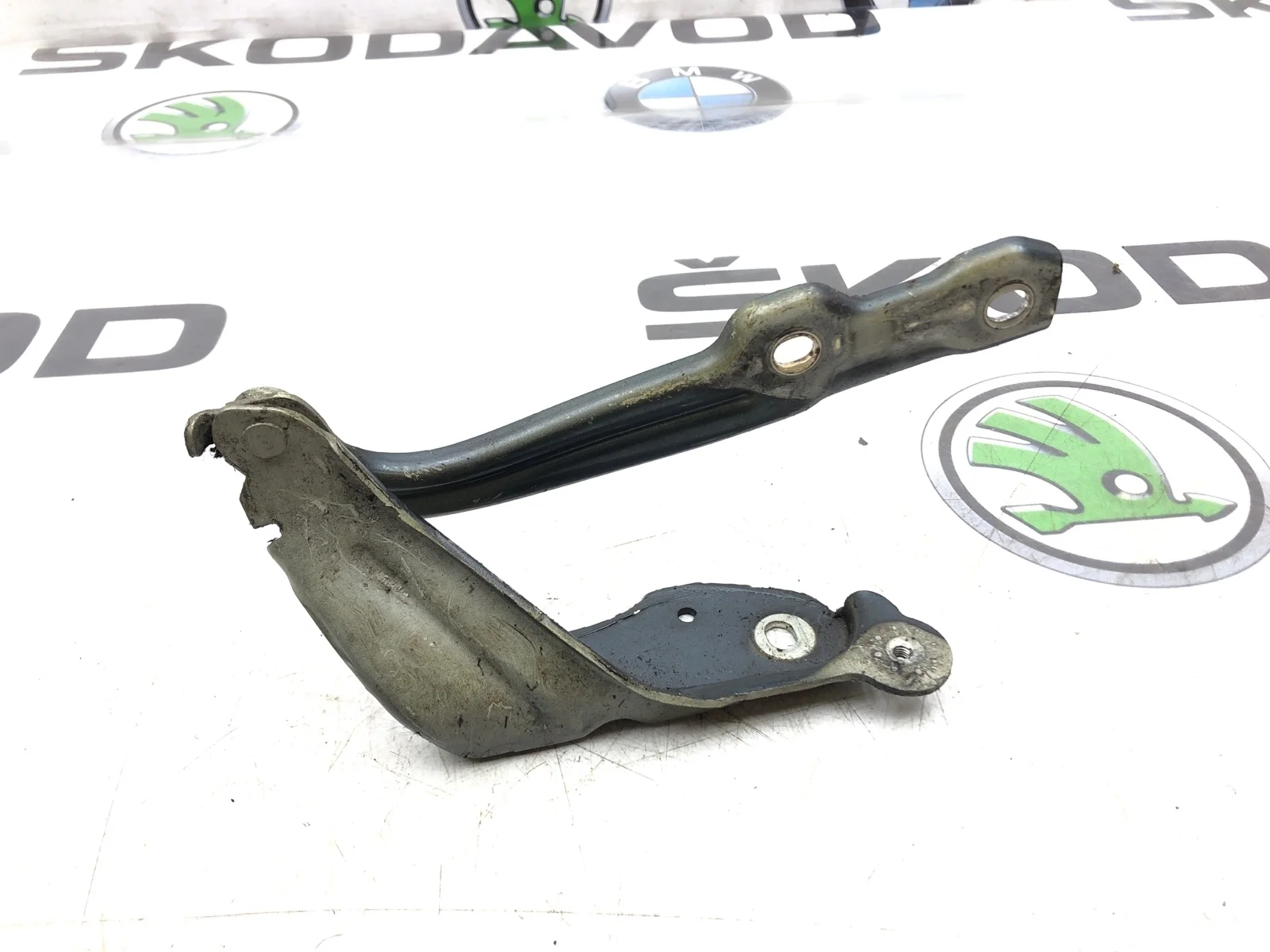 Петля капота Skoda Octavia 2015 5E0823302 A7 (5E) 1.2 CJZA, правая