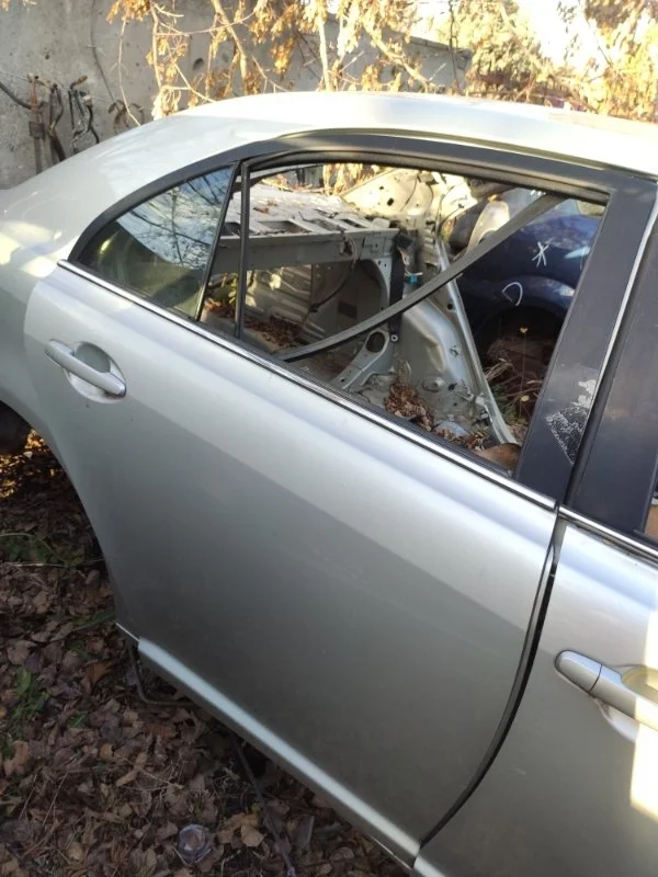 Дверь боковая задняя правая Toyota Avensis T250