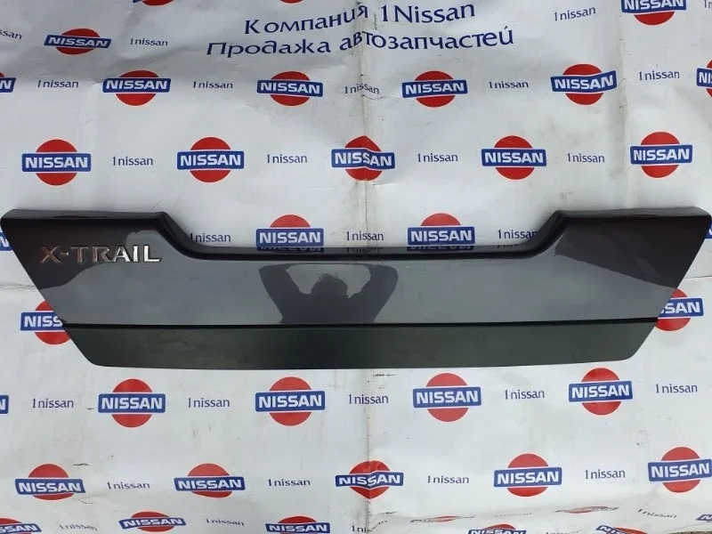 Накладка крышки багажника Nissan 90901JU00A, задняя