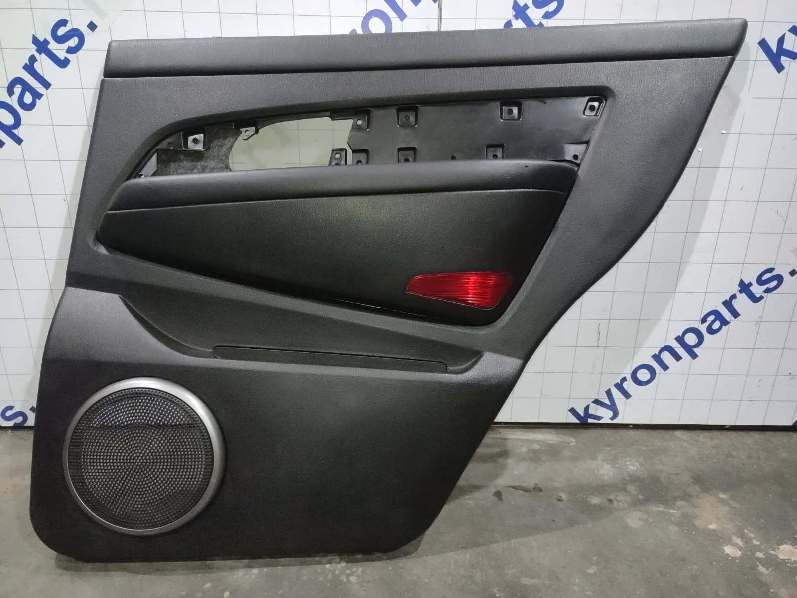 Обшивка двери SsangYong Rexton 2010 Y250