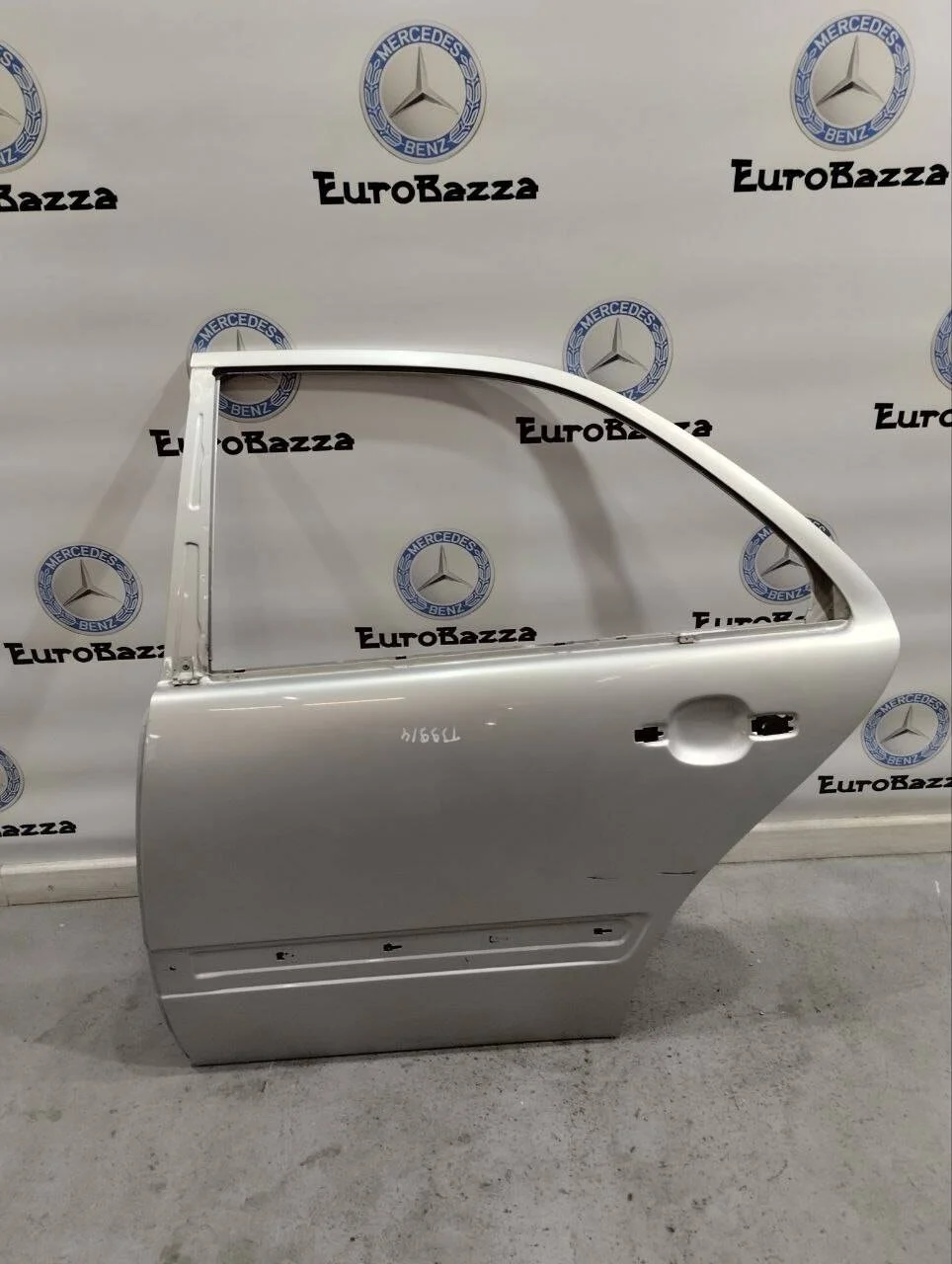 Дверь задняя левая Mercedes W210