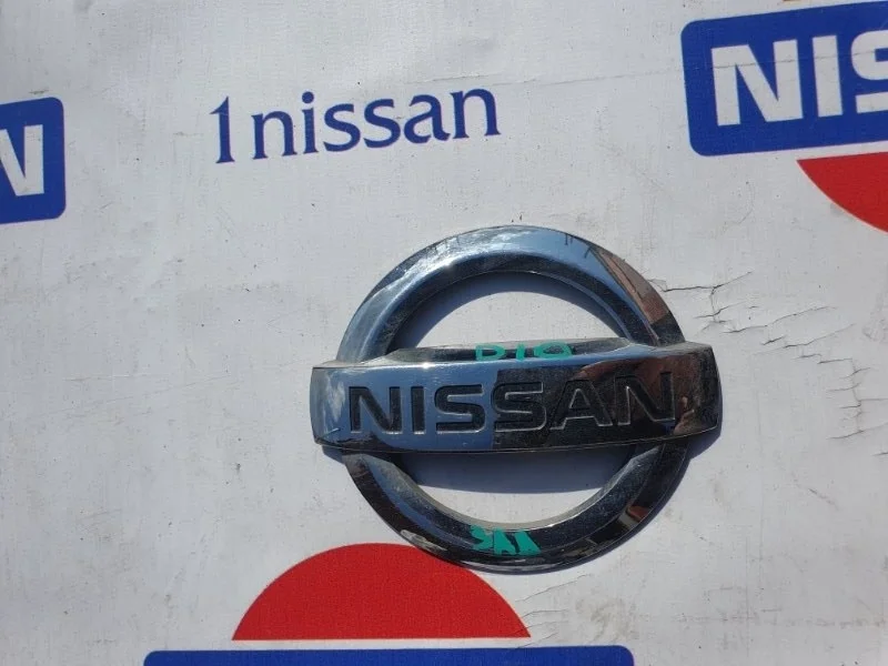 Эмблема Nissan Terrano 2014 84890EW000 D10 K4M690, задняя