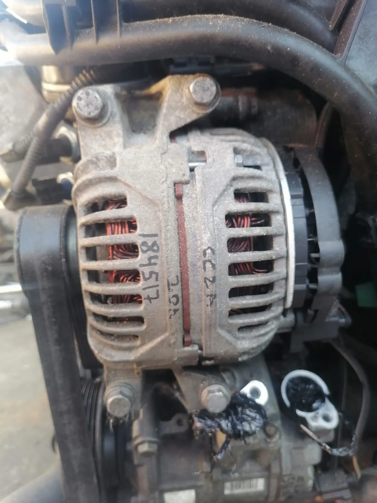 Генератор AUDI A4 8E, A6 C5, SKODA OCTAVIA 1Z, VOLKSWAGEN GOLF 5/5+/6, JETTA 5/6, PASSAT B6/B7/CC, TIGUAN 2,0 140А 2001- поперёк б/у A4 8E(2001-2004);A4 8E(2005-2008);A6 4F(2005-2011);PASSAT B6(2005-2010)