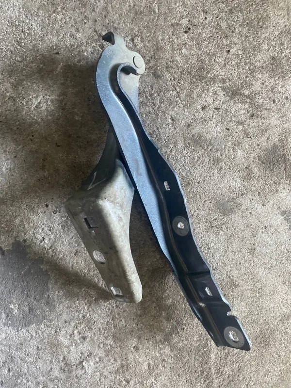 Петля капота Peugeot 308 2011