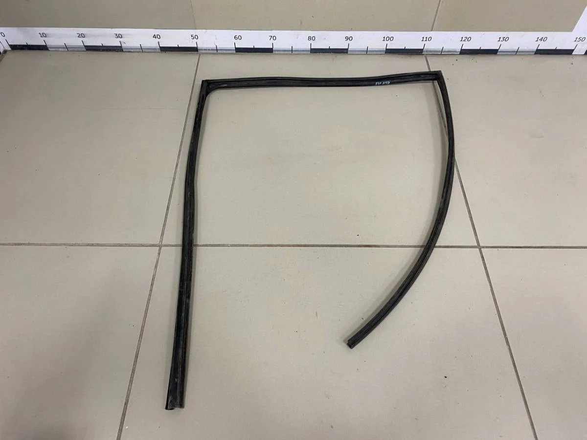 Уплотнитель стекла двери Toyota Rav 4 A30 2006-2013