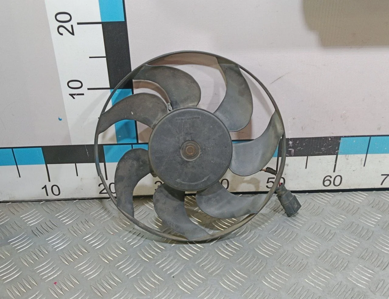 [Б/У] Вентилятор радиатора (150W/295мм) VAG - Треснут обод лопастей в двух местах [Незначительные дефекты]
