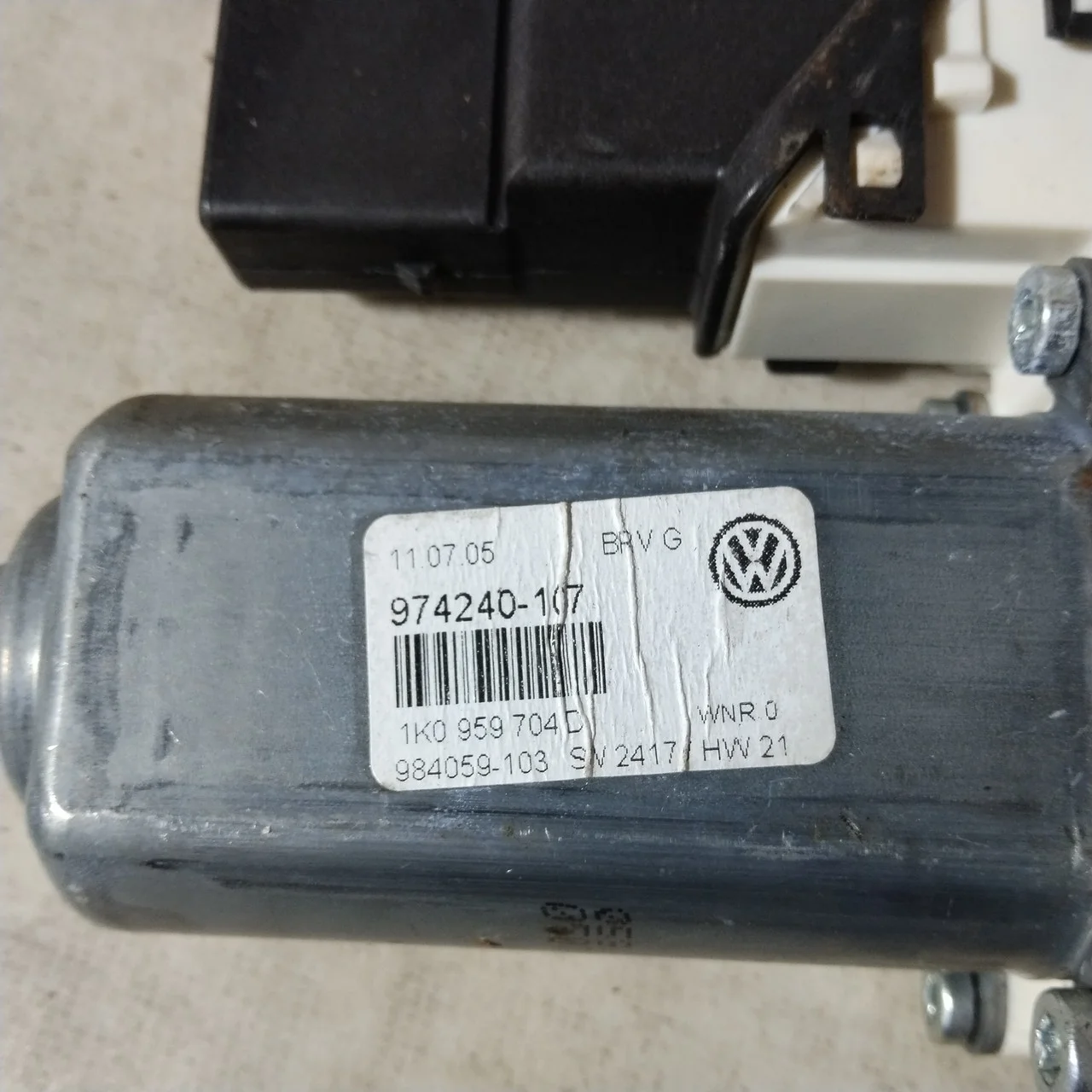 Моторчик стеклоподъемника Volkswagen Passat B6 5K0959704D