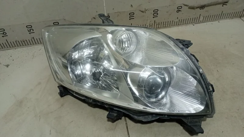 Фара правая Toyota Auris E150