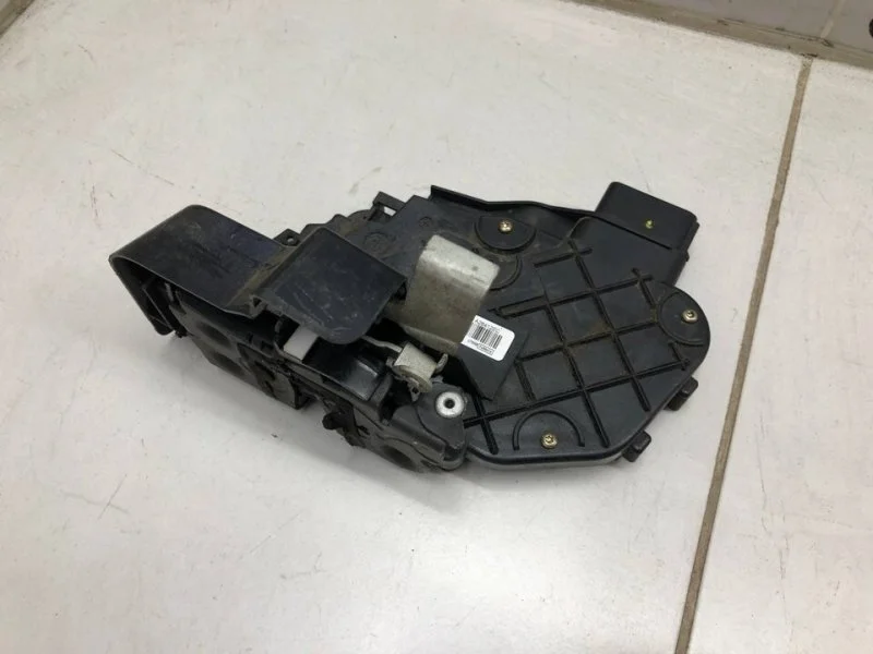 Замок двери задний правый Ford Focus 2