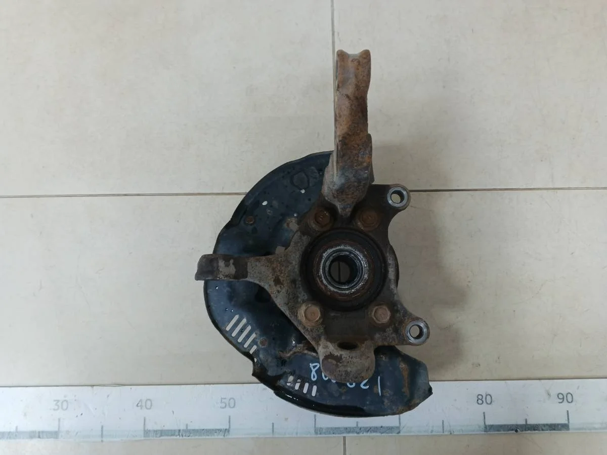 Кулак поворотный передний левый Toyota Corolla E150 2006-2013