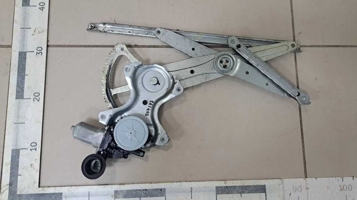 Стеклоподъемник электр. передний правый Toyota Corolla E150 2006-2013