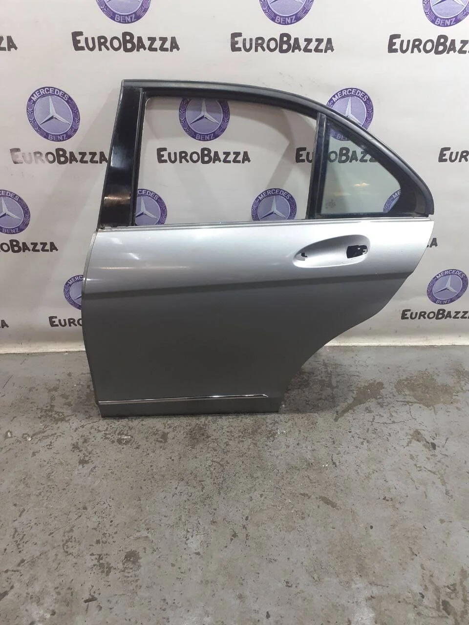 Дверь задняя левая Mercedes W204