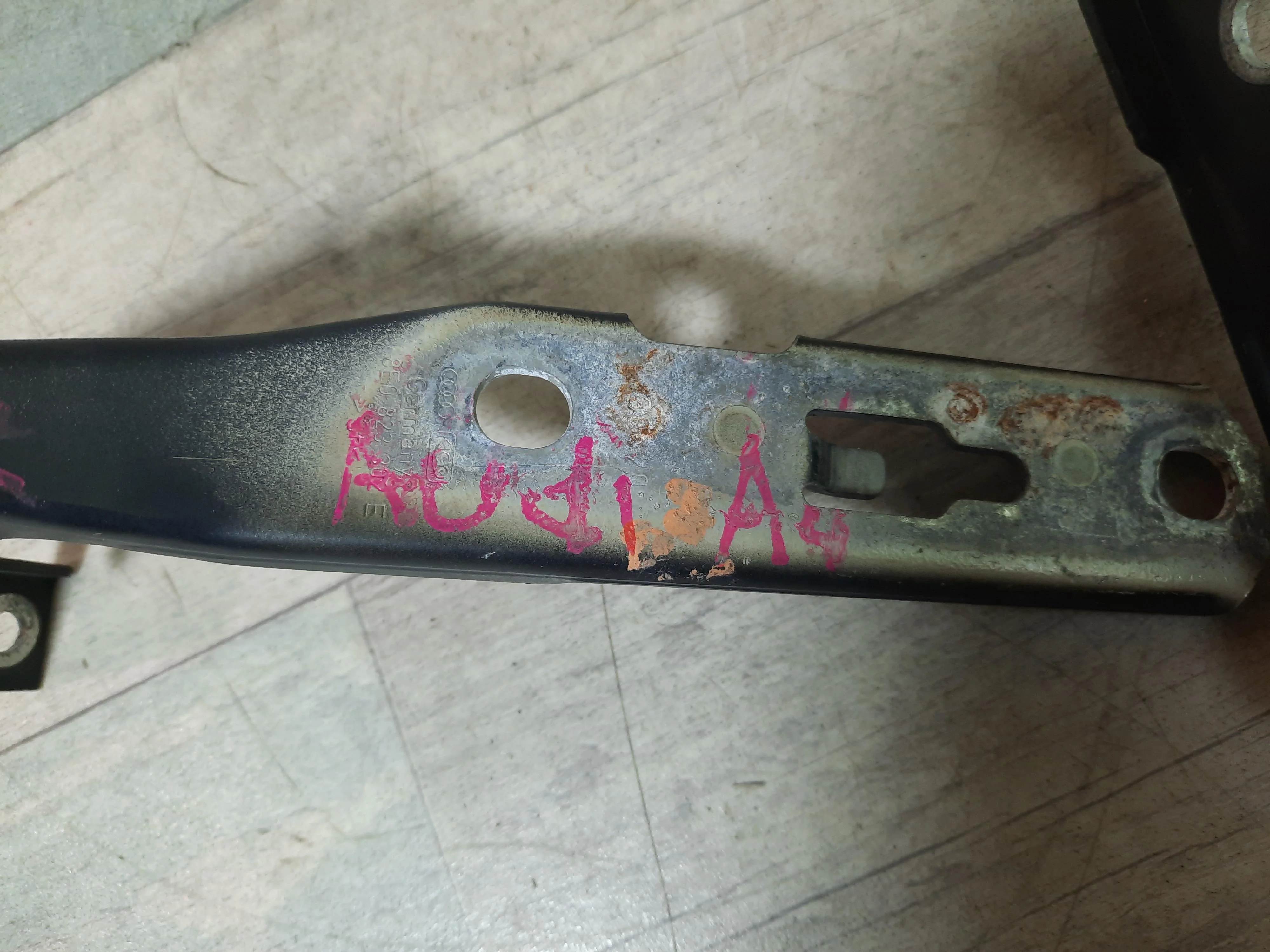 Петля капота AUDI A4 B7