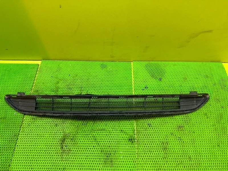 Решетка в бампер передняя Toyota Rav 4 A40 2ARFE