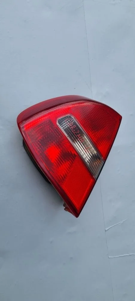 Фонарь задний наружный левый Mitsubishi Carisma DA