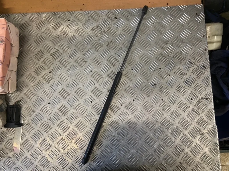 Амортизатор капота Renault Duster 2013