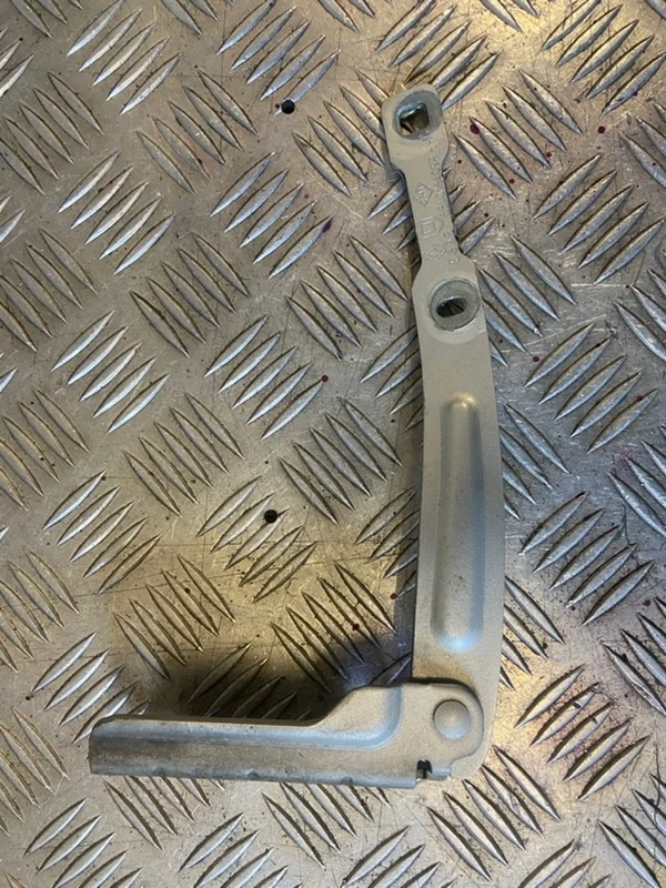 Петля капота Renault Duster 2013