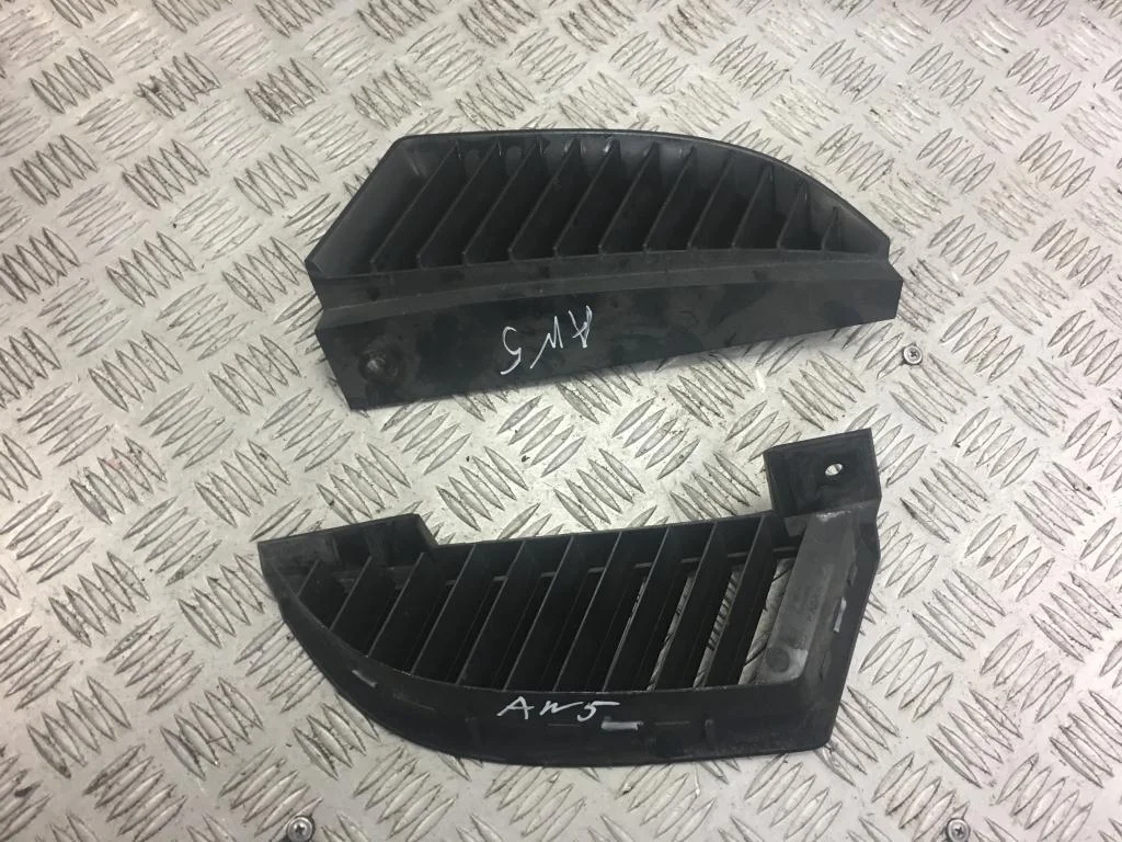 Решетка радиатора левая MITSUBISHI Colt Z34 VI 20