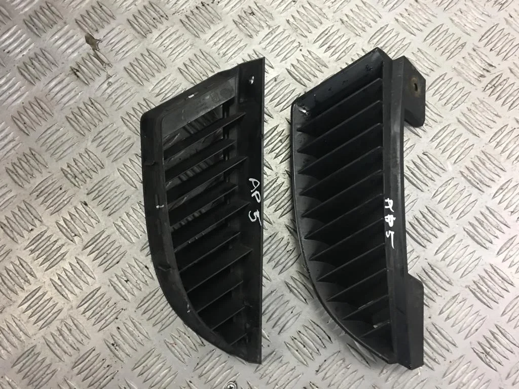 Решетка радиатора левая MITSUBISHI Colt Z34 VI 20