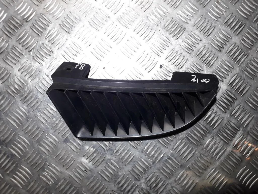 Решетка радиатора левая MITSUBISHI Colt Z34 VI 20