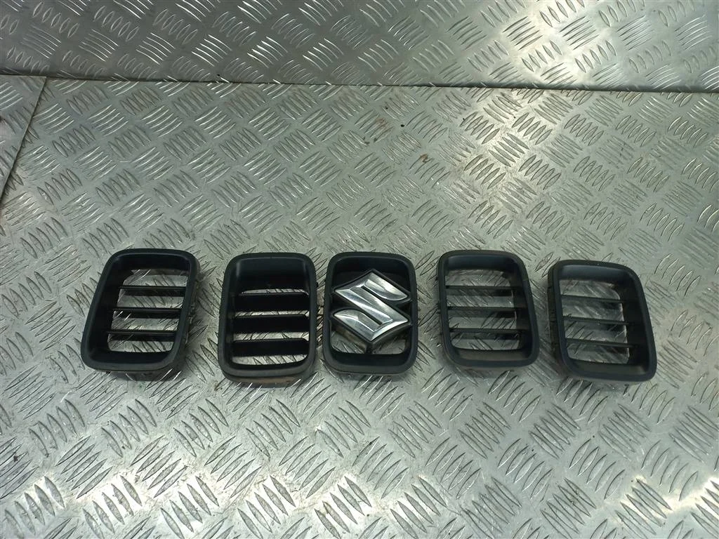 Решетка радиатора SUZUKI Jimny JB23W 1998 - 2009