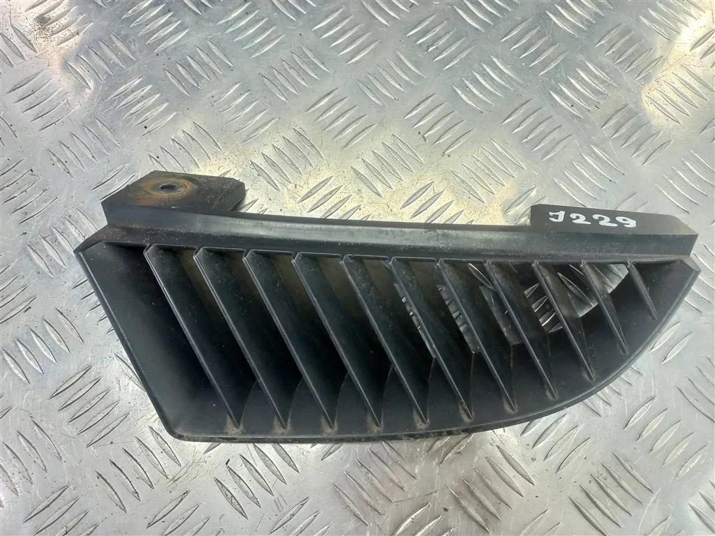 Решетка радиатора левая MITSUBISHI Colt Z34 VI 20