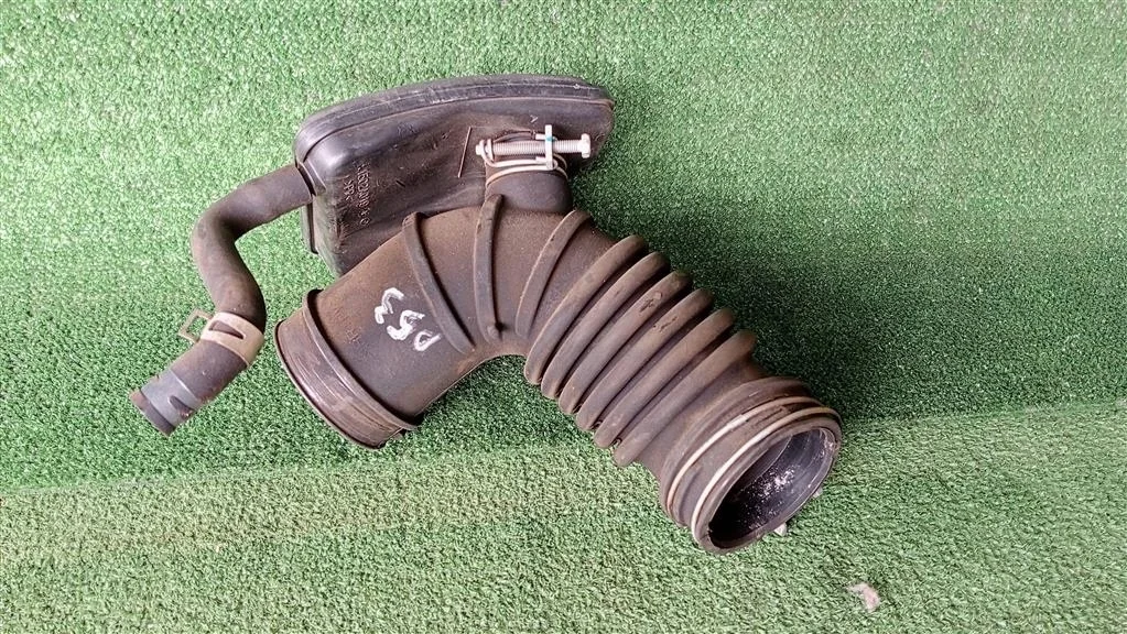 Б.у. патрубок воздушного фильтра MITSUBISHI DELICA/ SPACE GEAR D5 MITSUBISHI DELICA/ SPACE GEAR D5