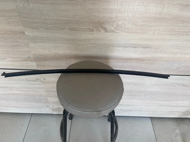 Направляющая планка стекла двери MITSUBISHI PAJERO 4, 3 2000 2001 2002 2003 2004 2005 2006 2007 2008 2009 2010 2011 2012 2013 2014 2015 2016 2017 2018 2019 2020 V87W, V88V, V88W, V93W, V97W, V98V, V98W