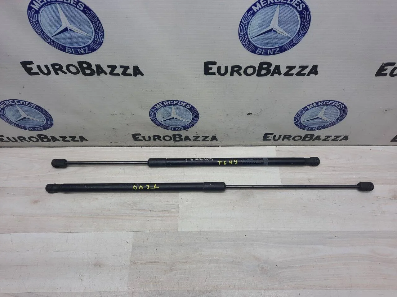 Амортизатор капота Mercedes W204