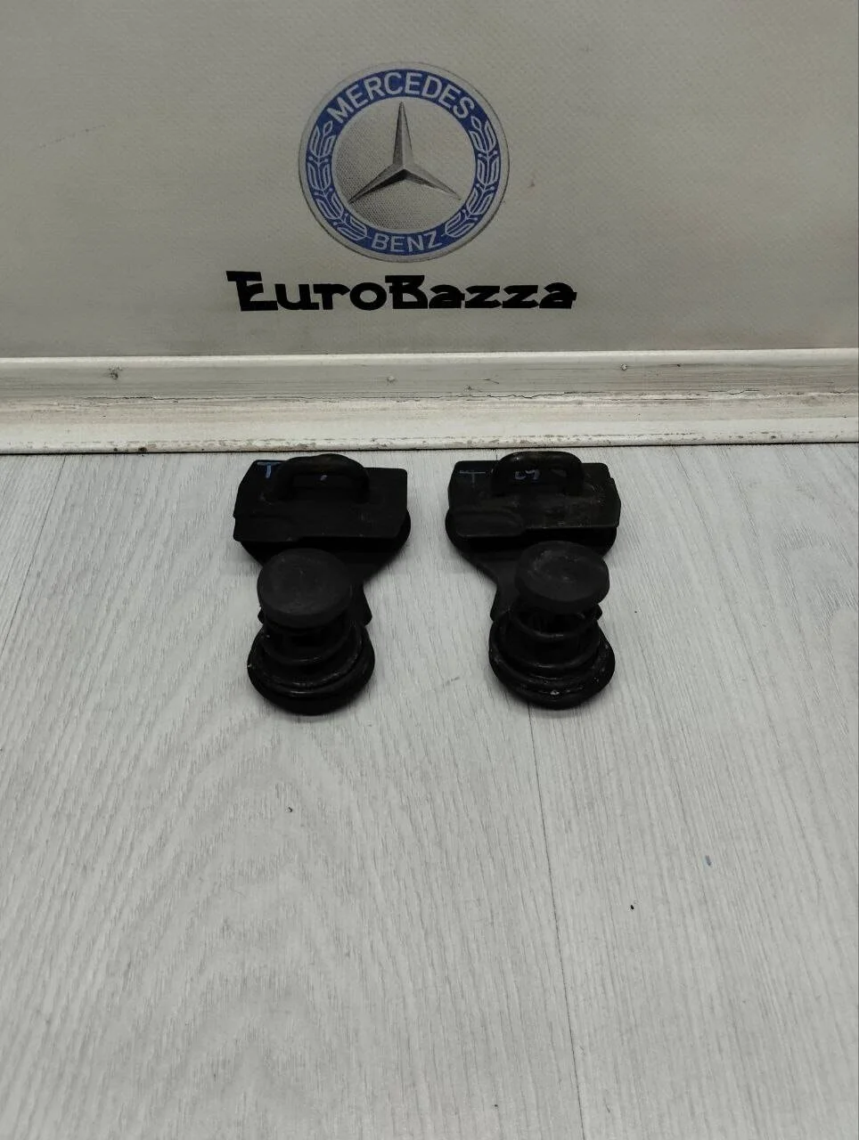 Замок капота Mercedes W251