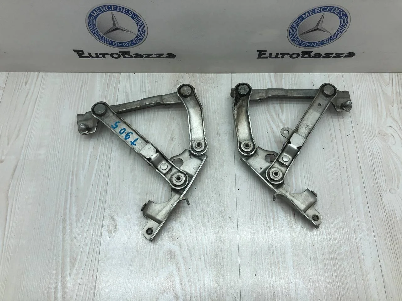 Петля капота Mercedes W211