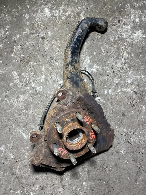 Кулак поворотный правый Nissan Pathfinder (R51M) 2004-2013 2008 Внедорожник