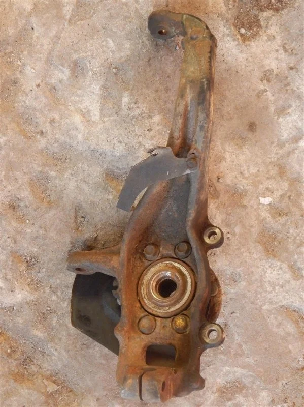Кулак поворотный левый Nissan Navara (D40) 2004-2015 2010