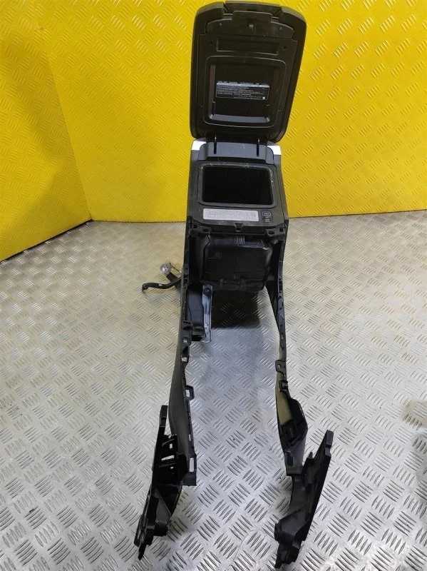 Консоль салона (кулисная часть) Toyota Land Cruiser Prado 150 (2009-2023) 2018 5891060230C0 2.8 D 1GDFTV