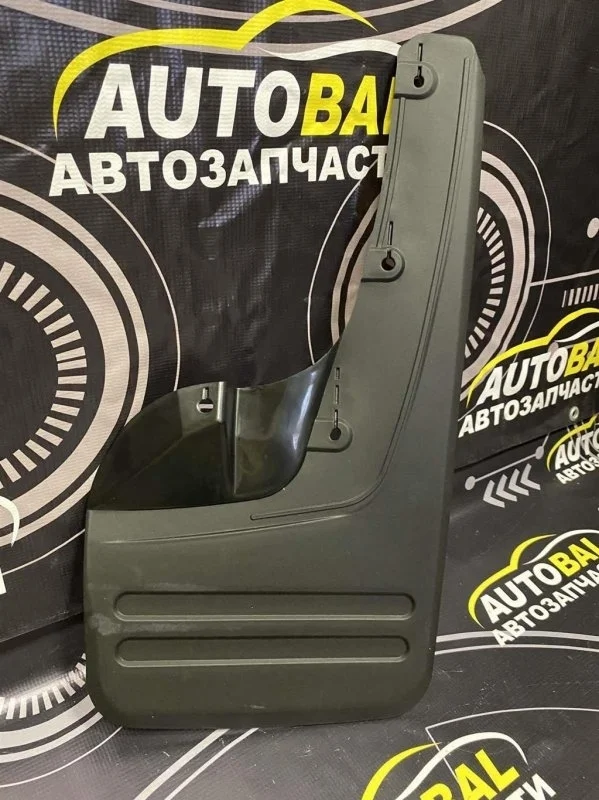 Брызговик передний левый Toyota Hilux (2005-2015) 2010