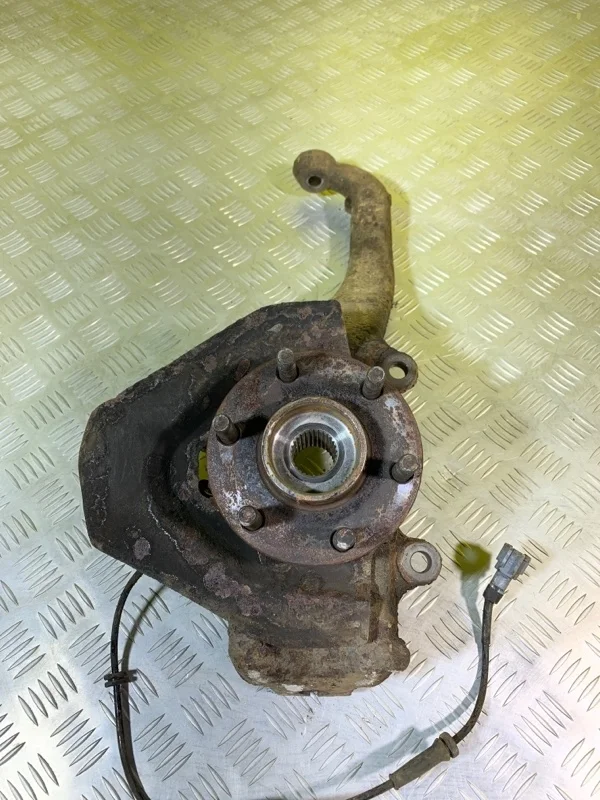Кулак поворотный левый Nissan Navara (D40) 2004-2015 2010